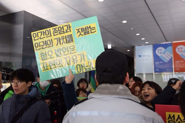 성소수자 단체가 박원순 서울시장과의 면담을 요청하며 6일 오전 서울시청 점거 농성에 들어갔다. 박승화 한겨레21 기자