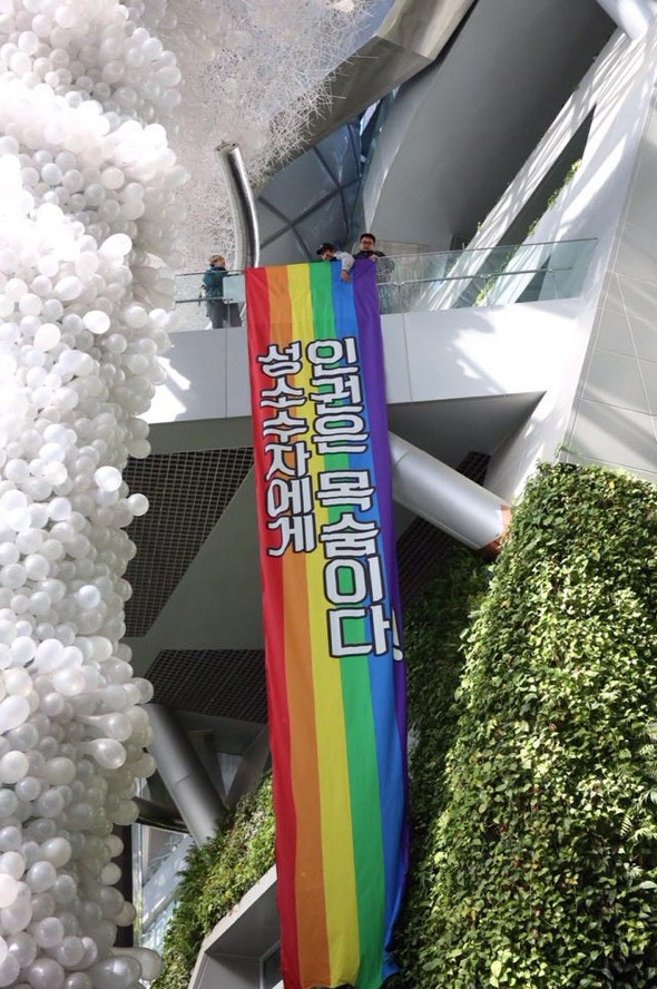 성소수자 단체가 박원순 서울시장과의 면담을 요청하며 6일 오전 서울시청 점거 농성에 들어갔다. 박승화 한겨레21 기자