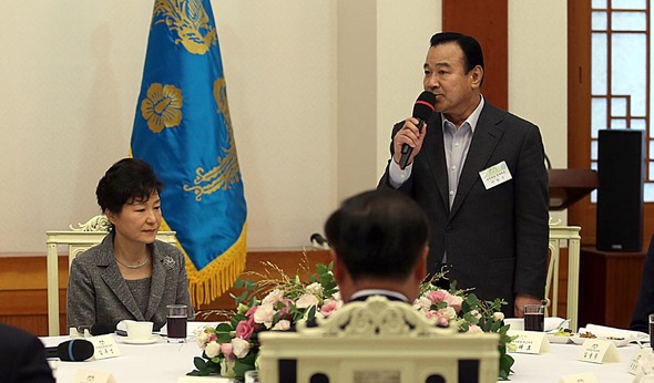 이완구 새누리당 원내대표가 7일 오후 청와대에서 열린 새누리당 지도부 및 예산결산특별위원회 위원 오찬에서 발언하고 있다. 이정용 선임기자 lee312@hani.co.kr