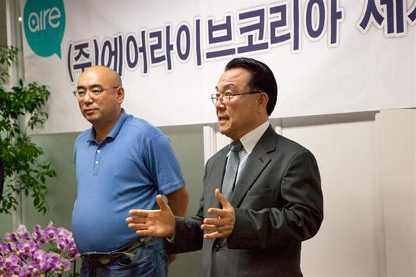 지난 6월20일 이석희 에어라이브코리아 회장(오른쪽)과 전제완 대표가 에어라이브 글로벌 서비스 출정식에 참석해 인삿말을 하고 있다.  에어라이브코리아 제공
