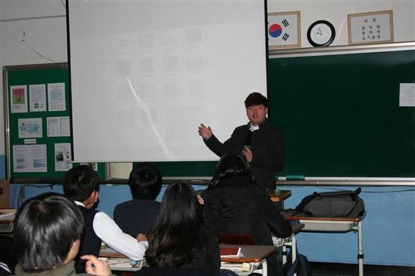 지난 3일 서울 마포구 신수중 3학년 교실에서 김기현씨(청운대 1)가 ‘스텝x 프로젝트’의 연사로 나서 본인의 도전스토리를 들려주고 있다.