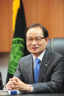 건국대 송희영 총장은 “대학생들이 너무 안정된 직장만을 선호하는 현상이 안타깝다”며 “젊은이들이 자신의 꿈에 마음껏 도전하기 위해서는 대학과 사회 등의 역할이 매우 중요하다”고 강조했다. 건국대 제공