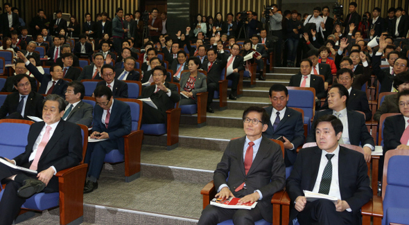 새누리당이 오는 15~16일 열리는 ‘정윤회 문건’ 사태 등의 국회 긴급현안질의에 나서겠다는 지원자가 없어 때아닌 ‘구인난’에 시달리고 있다. 사진은 지난달 11일 국회에서 열린 새누리당 의원총회 모습. 이정우 선임기자 woo@hani.co.kr