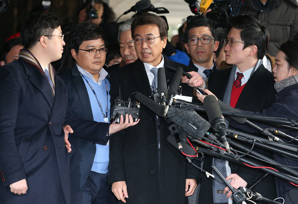 ‘비선 실세’로 알려진 정윤회씨가 국정개입 의혹 문건을 보도한 세계일보에 대한 고소인 자격으로 10일 오전 서초동 서울중앙지검에 출두하고 있다. 연합뉴스