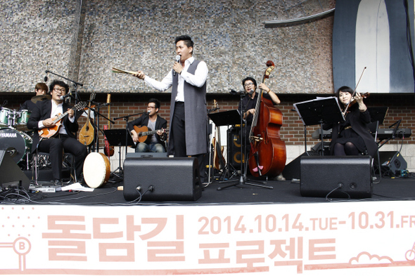 오는 15일 <소리달 완창프로젝트1-나비의 꿈>을 올리는 소리꾼 이봉근과 아이리시 밴드 ‘두번째 달’이 지난 10월 ‘정동극장 돌담길 프로젝트’에서 공연하고 있다. 정동극장 제공