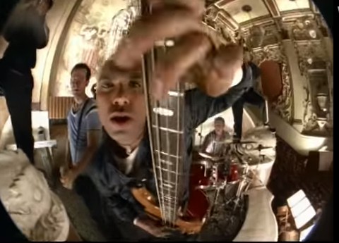 노 다웃의 ‘거미줄 (No Doubt - Spiderwebs)’ 동영상 출처  https://www.youtube.com/watch?v=6ZktNItwexo