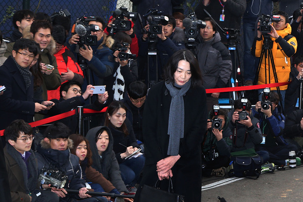 `땅콩 회항’ 파문을 일으킨 조현아 전 대한항공 부사장 12일 오후 서울시 강서구 방화동 국토부 항공철도 사고조사위원회 항공안전감독관실로 출두하며 사과문을 발표하고 있다. 이정아 기자 leej@hani.co.kr