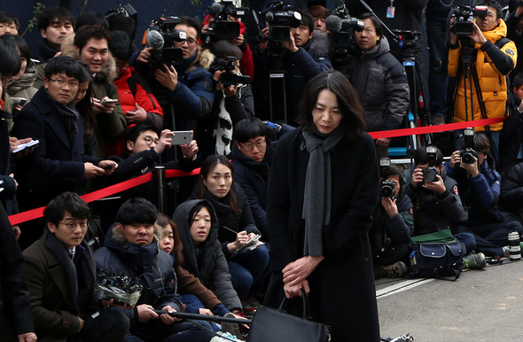 ‘땅콩 리턴’ 파문을 일으킨 조현아 전 대한항공 부사장 12일 오후 서울시 강서구 방화동 국토부 항공철도 사고조사위원회 항공안전감독관실로 출두하며 사과문을 발표하고 있다. 이정아 기자 leej@hani.co.kr