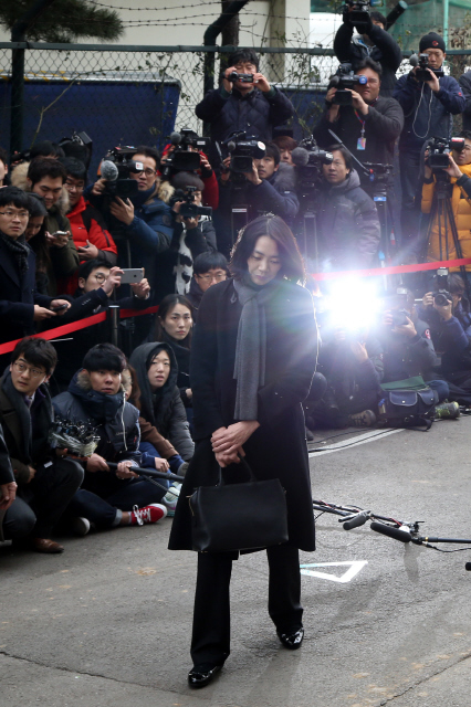 ‘땅콩 리턴‘ 파문을 일으킨 조현아 전 대한항공 부사장 12일 서울시 강서구 방화동 국토교통부 항공철도 사고조사위원회 항공안전감독관실로 출석하고 있다. 이정아 기자 leej@hani.co.kr