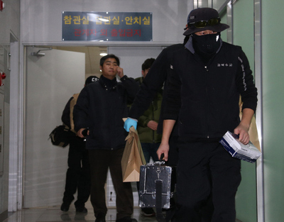 청와대 문건 유출 혐의로 조사를 받던 중 13일 자살한 최아무개 경위의 주검이 안치된 경기도 이천의료원 영안실 들머리에서 최 경위 주검에 대한 감식을 마친 감식요원들이 안치실을 나서고 있다. 이천/이정우 선임기자 woo@hani.co.kr