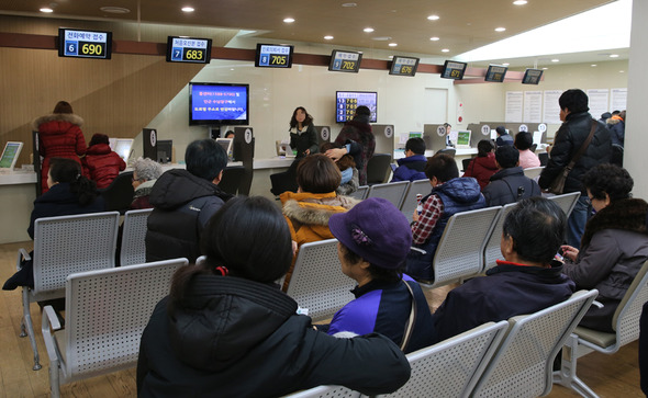 10일 오전 서울 종로구 연건동 서울대병원 비뇨기과 진료실 앞에서 환자들이 치료 순서를 기다리고 있다. 
 탁기형 선임기자 <A href="mailto:khtak@hani.co.kr">khtak@hani.co.kr</A>
