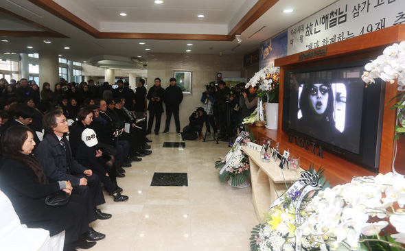 14일 오후 경기도 안성시 일죽면 유토피아추모관에서 열린 고 신해철 49재 추모식에서 유가족과 팬들이 추모 영상을 보고 있다. 연합뉴스