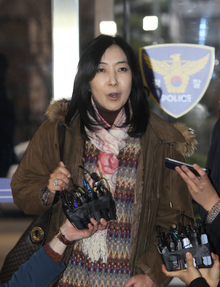 재미동포 신은미 씨가 경찰에 출석하면서 기자들의 질문에 답하고 있다.