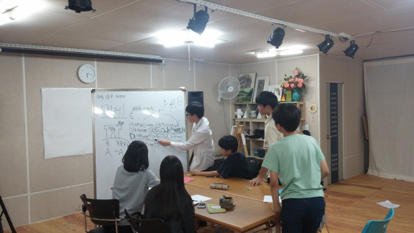 아카데미쿱 중등 자연반 학생들이 함께 문제를 해결하고 있는 수업 장면. 아카데미쿱 제공
