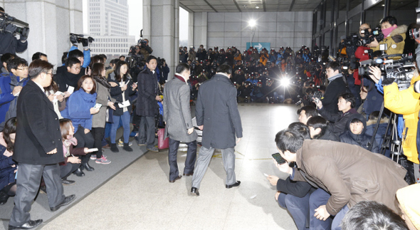 박근혜 대통령의 동생인 박지만 이지(EG) 회장이 15일 오후 ‘정윤회 국정개입 보고서’ 사건 수사와 관련한 조사를 받기 위해 서울 서초구 서울중앙지검으로 출석하는 현장에 취재진이 몰려 있다. 이종근 기자 root2@hani.co.kr