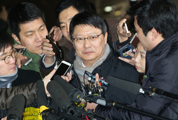 15일 오후 박지만 EG회장이 서울 서초동 서울중앙지검에서 국정개입 의혹과 관련한 참고인 조사를 받기 위해 검찰에 출석해 취재진의 질문을 듣고 있다. 김태형 기자 xogud555@hani.co.kr