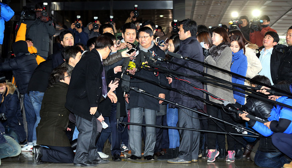 15일 오후 박지만 EG회장이 서울 서초동 서울중앙지검에서 국정개입 의혹과 관련한 참고인 조사를 받기 위해 검찰에 출석하고 있다. 김태형 기자 xogud555@hani.co.kr