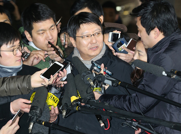 15일 오후 박지만 EG회장이 서울 서초동 서울중앙지검에서 국정개입 의혹과 관련한 참고인 조사를 받기 위해 검찰에 출석하해 취재진의 질문에 답하고 있다. 김태형 기자 xogud555@hani.co.kr