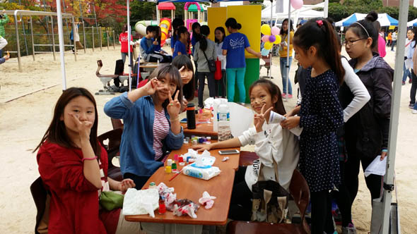 지난 10월24일 경기도 고양시 일산서구 상탄초등학교에서 열린 행사에서 학생들이 페이스페인팅을 하며 즐거운 시간을 보내고 있다. 제공 상탄초등학교