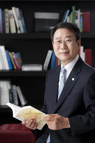 류태수 한양사이버대 부총장은 “일방적인 지식 전달 시스템은 다원화된 사회 속에서 더 이상 유효하지 않다”며 “새로운 시스템 개발을 통해 다양한 가치와 지식이 빠르고 자유롭게 오가는 학교를 만들어가겠다”고 했다. 한양사이버대 제공