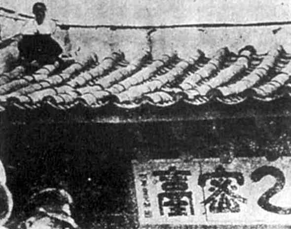 1931년 5월 평양 을밀대 지붕 위에서 평원고무공장 여성 노동자 강주룡이 임금삭감에 항의하는 농성을 하고 있다. 한겨레 자료사진