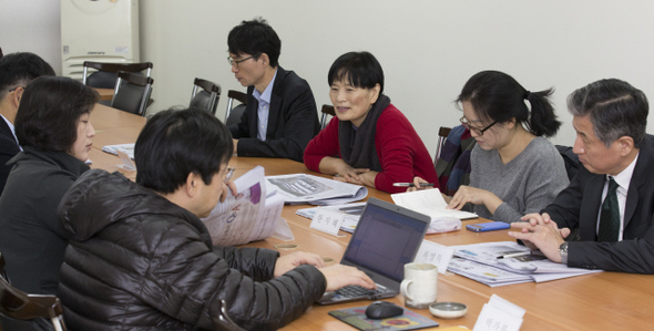지난 15일 오전 서울 마포구 공덕동 한겨레신문사 6층 회의실에서 조은 위원장(오른쪽 셋째) 주재로 열린편집위원회 회의가 열리고 있다. 김성광 기자 flysg2@hani.co.kr