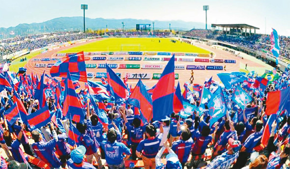일본프로축구 J리그 1부 방포레 고후 응원단이 2013년 야마나시현 고후 운동장에서 열린 안방경기에서 응원하고 있다. 골대 뒤 트랙에 후원사 에이(A)보드가 가득 차 있다. 방포레 고후 제공