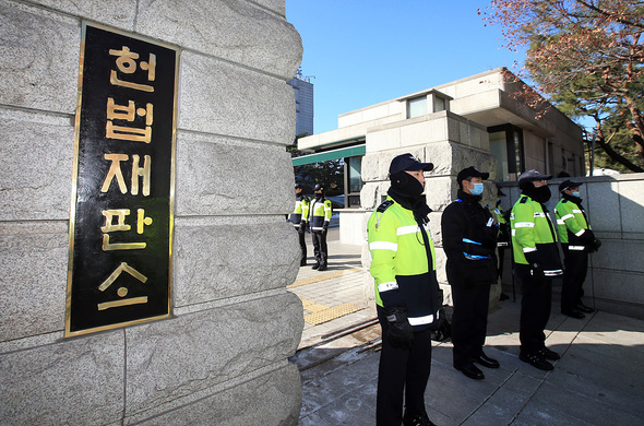 헌법재판소의 통합진보당 정당 해산심판 선고기일을 하루 앞둔 18일 서울 종로구 재동 헌법재판소 앞에서 경찰들이 대기하고 있다. 연합뉴스