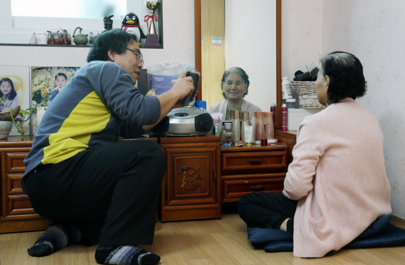 이철재 에코큐레이터(전 환경운동연합 정책국장)가 17일 서울 중랑구 묵동 자신의 집에서 화장대 앞에 앉아 있는 어머니 송기순씨와 이야기를 나누며 스마트폰으로 촬영하고 있다. 틈틈이 어머니와 인터뷰를 하면서 다큐멘터리를 만드는 중이다. 강재훈 선임기자 khan@hani.co.kr