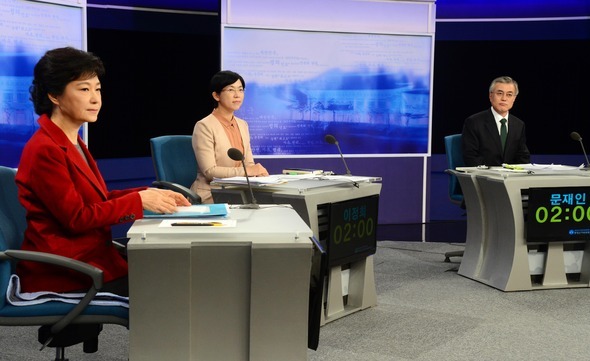 2012년 12월10일 서울 여의도 KBS에서 열린 제18대 대통령 선거 후보자 TV 토론회에서 박근혜 당시 새누리당 대선 후보, 이정희 통합진보당 대선 후보, 문재인 민주통합당 대선 후보가 토론회 시작을 기다리고 있다. 국회 사진기자단