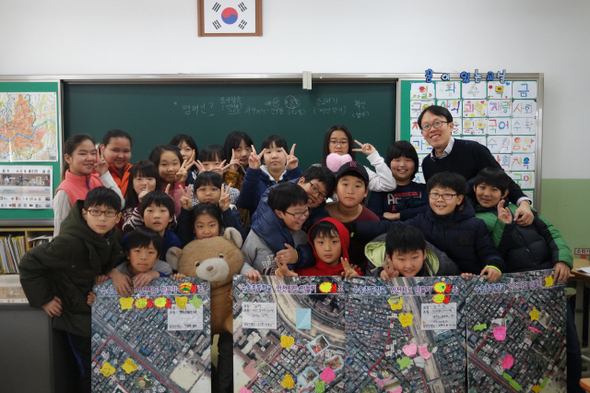 서울 강북 수송초등학교 4학년 9반 아이들이 배성호 교사와 함께 직접 만든 안전지도를 들고 있다.  정유미 기자