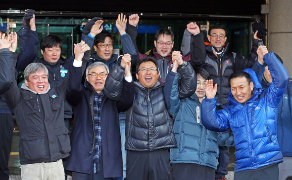 지난해 말 철도파업을 주도한 혐의로 기소된 김명환 전 전국철도노조 위원장(앞줄 가운데)이 22일 오후 서울 마포구 서부지방법원에서 열린 1심 선고공판에서 무죄 판결을 받은 뒤 김영훈 현 철도노조 위원장(앞줄 맨왼쪽)을 비롯한 노조간부, 변호사와 함께 손을 들어올리며 기뻐하고 있다.  이정용 선임기자 lee312@hani.co.kr