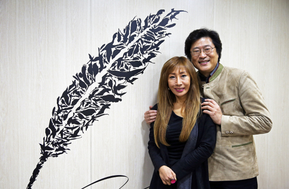 11년재 자선음악회를 여는 밀레니엄오케스트라 지휘자 서희태씨와 소프라노 고진영 부부가 19일 저녁 한겨레신문사에서 기념촬영을 하고 있다. 이정용 선임기자 lee312@hani.co.kr
