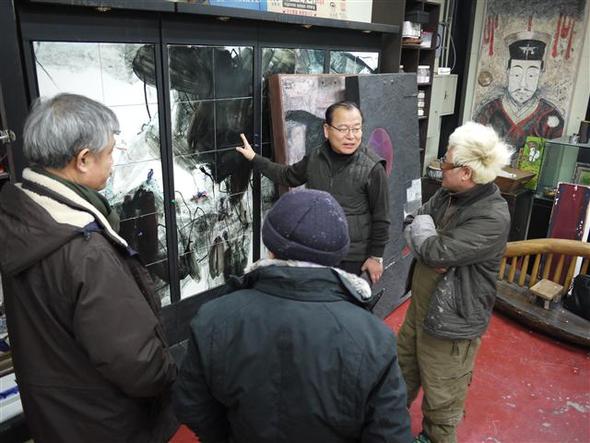 지난 3일 이상화 컨설턴트(오른쪽 둘째)가 김순식 이사장(맨 오른쪽)의 아트워크 작품을 보면서 세라믹아트워크협동조합의 사업전략에 대해 조언하고 있다.
