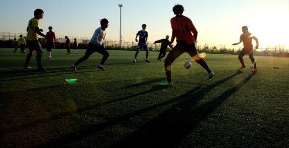강서FC 선수들이 서울 강서구 강서개화축구장에서 내년에 치러질 전국대회를 앞두고 겨울철 훈련에 땀을 흘리고 있다. 팀은 이 축구장을 빌리는 데 매달 100만원 정도를 내고 있다. 김경호 선임기자 <A href="mailto:jijae@hani.co.kr">jijae@hani.co.kr</A>