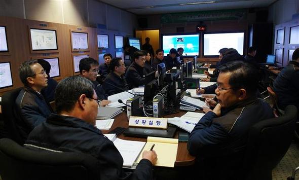 원전에 대한 사이버 공격이 예고된 성탄절을 하루 앞둔 24일 밤 서울 강남구 한국수력원자력 서울사무소에서 비상상황반이 대책회의를 열고 있다. 한국수력원자력 제공