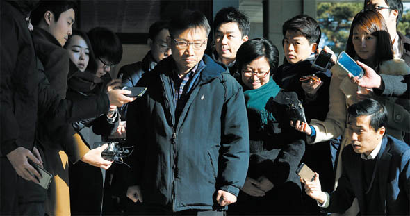 해산당한 통합진보당의 이상규(가운데 왼쪽), 김미희 전 의원이 26일 오후 서울 서초동 서울중앙지검 청사로 들어서고 있다. 이종근 기자 root2@hani.co.kr