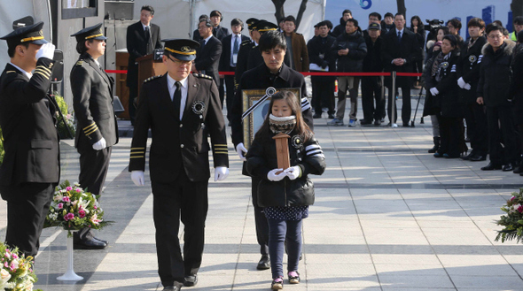 27일 오전 인천시 남동구 인천시청 앞 미래광장에서 열린 ‘세월호참사 일반인 희생자 합동영결식‘에서 유가족들이 영결식이 끝난 뒤  영정을 들고 분향소를 나서고 있다. 김경호 선임기자 jijae@hani.co.kr