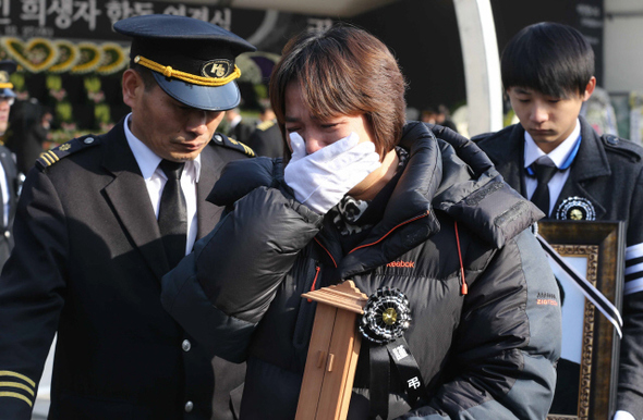 27일 오전 인천시 남동구 인천시청 앞 미래광장에서 열린 ‘세월호참사 일반인 희생자 합동영결식‘에서 유가족들이 영결식이 끝난 뒤  영정을 들고 분향소를 나서고 있다. 김경호 선임기자 jijae@hani.co.kr
