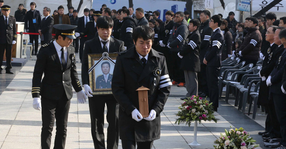 27일 오전 인천시 남동구 인천시청 앞 미래광장에서 열린 ‘세월호참사 일반인 희생자 합동영결식‘에서 유가족들이 영결식이 끝난 뒤  영정을 들고 분향소를 나서고 있다. 김경호 선임기자 jijae@hani.co.kr