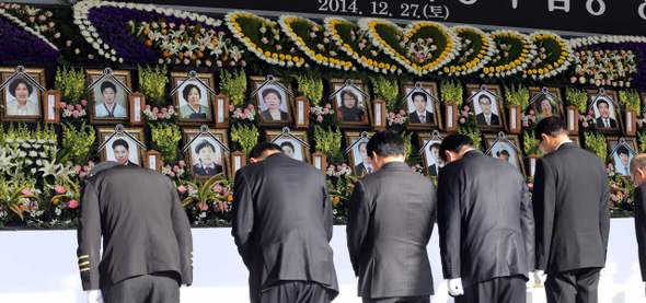 27일 오전 인천시 남동구 인천시청 앞 미래광장에서 열린 ‘세월호참사 일반인 희생자 합동영결식‘에서 유가족들이 헌화 분향하고 있다. 김경호 선임기자 jijae@hani.co.kr