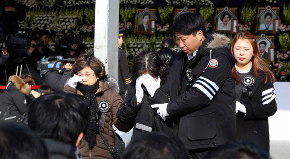 27일 오전 인천시 남동구 인천시청 앞 미래광장에서 열린 ‘세월호참사 일반인 희생자 합동영결식‘에서 유가족들이 헌화한 뒤 오열하고 있다. 김경호 선임기자 jijae@hani.co.kr