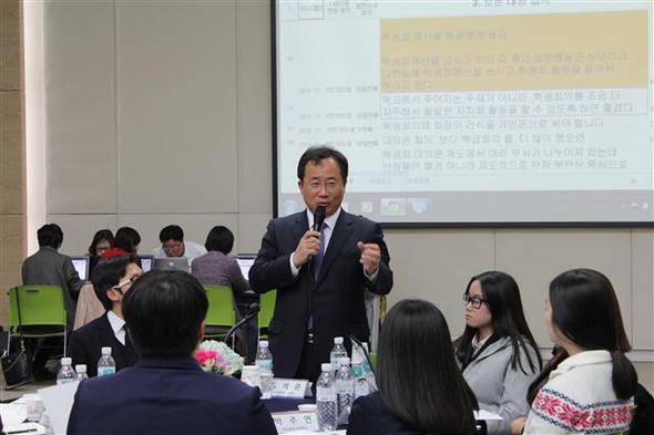 지난달 27일 부산 벡스코에서 부산시교육청 주최로 원탁토론이 열렸다. 이날 김석준 교육감과 고등학교 학생회장 114명이 ‘학생자치활동 활성화 방안’과 ‘내가 교육감이 된다면’을 주제로 의견을 주고받았다. 부산시교육청 제공