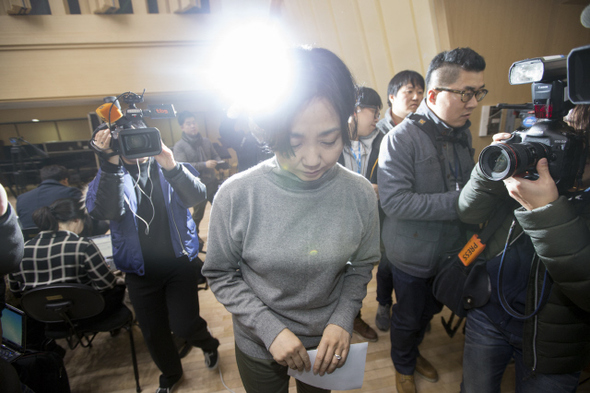 성희롱과 폭언 등 인권침해 의혹으로 사퇴 압력을 받아온 박현정 서울시립교향악단 대표가 29일 오후 서울 세종문화회관 내 서울시향 연습실에서 사퇴 의사를 밝힌 뒤 기자회견장을 떠나고 있다. 김성광 기자 flysg2@hani.co.kr