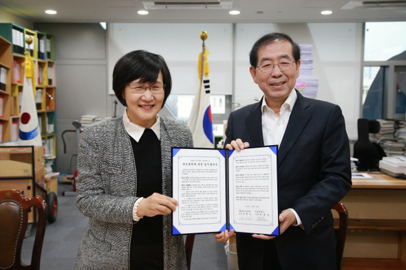  허핑턴포스트코리아(대표 권태선·왼쪽)와 서울시(시장 박원순·오른쪽)는 30일 서울시청에서 업무협약을 맺고 서울시의 모바일 온라인 통합 미디어 플랫폼인 ‘내 손안에 서울’ 콘텐츠를 허핑턴포스트코리아를 통해 소개하기로 했다. 
