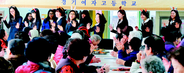  30일 오전 서울 강남구  경기여고에서 열린 경로잔치에서 학생들이 참석자를 위해 노래와 율동을 하고 있다. 경기여고 학생회는 매년 방학식 날 지역의 65세 이상 어르신들을 모셔 식사를 대접하고 선물을 드리는 경로잔치를  8년째 하고 있다.   김경호 선임기자 jjae@hani.co.kr