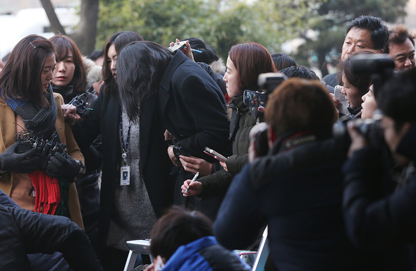 ‘땅콩 회항’ 사태로 물의를 빚은 대한항공 조현아 전 부사장이 구속 전 피의자심문(영장실질심사)을 받기 위해 30일 오전 서울서부지법에 출석하고 있다. 연합뉴스