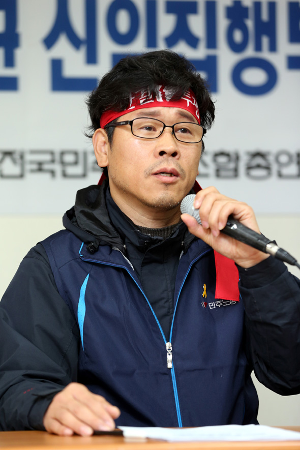 30일 오전 서울 중구 정동 민주노총 회의실에서  첫 직선제로 당선된 한상균 신임 위원장이 민주노총 직선제 신임 집행부 기자회견을 하고 있다. 김태형 기자 xogud555@hani.co.kr