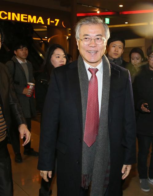 문재인 의원이 31일 영화 <국제시장>을 관람하려 서울 영등포구의 한 영화관에 들어서고 있다. 연합뉴스
