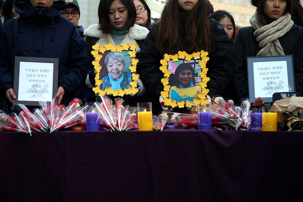 제1159차 일본군 위안부 문제 해결을 위한 정기 수요시위가 열린 31일 낮 서울 종로구 중학동 주한일본대사관 앞에서 참가잗르이 올해 별세한 위안부 피해자 황금자, 배춘희 할머니 추모하고 있다. 이정아 기자 leej@hani.co.kr